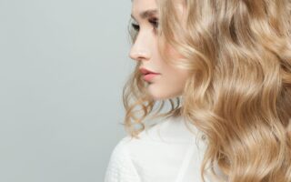 redonner leur éclat à des cheveux blonds